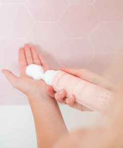 Naturigin Dry Shampoo Mousse suchy szampon w piance z ekstraktem z kwiatów brzoskwini, borówką i żurawiną 200 ml